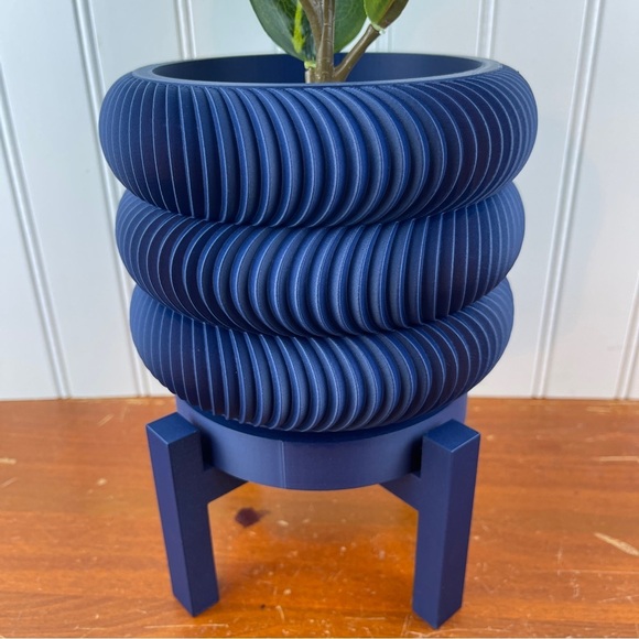 The Maro Planter Pot, Flower Pot, Indoor Planter w/ Drainage Holes - Picture 2 of 9